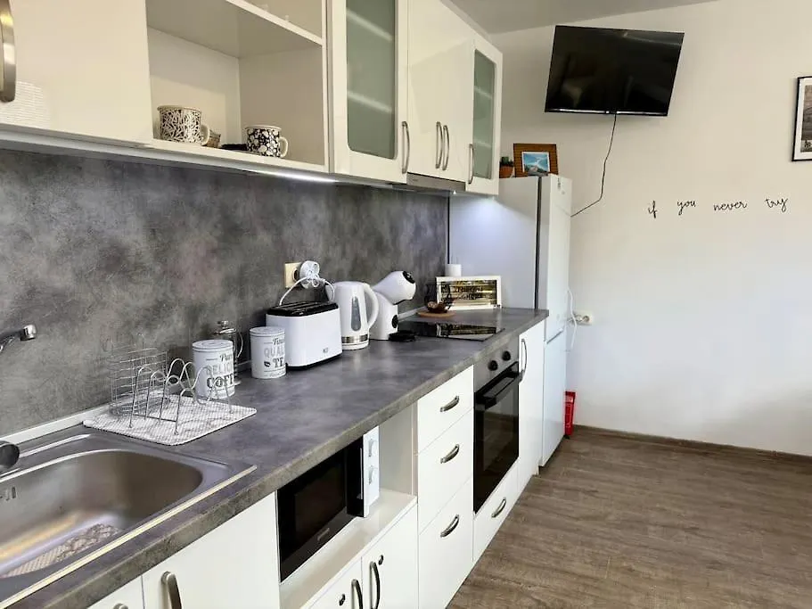 Apartment Comfy Studio By Cosher Sofia